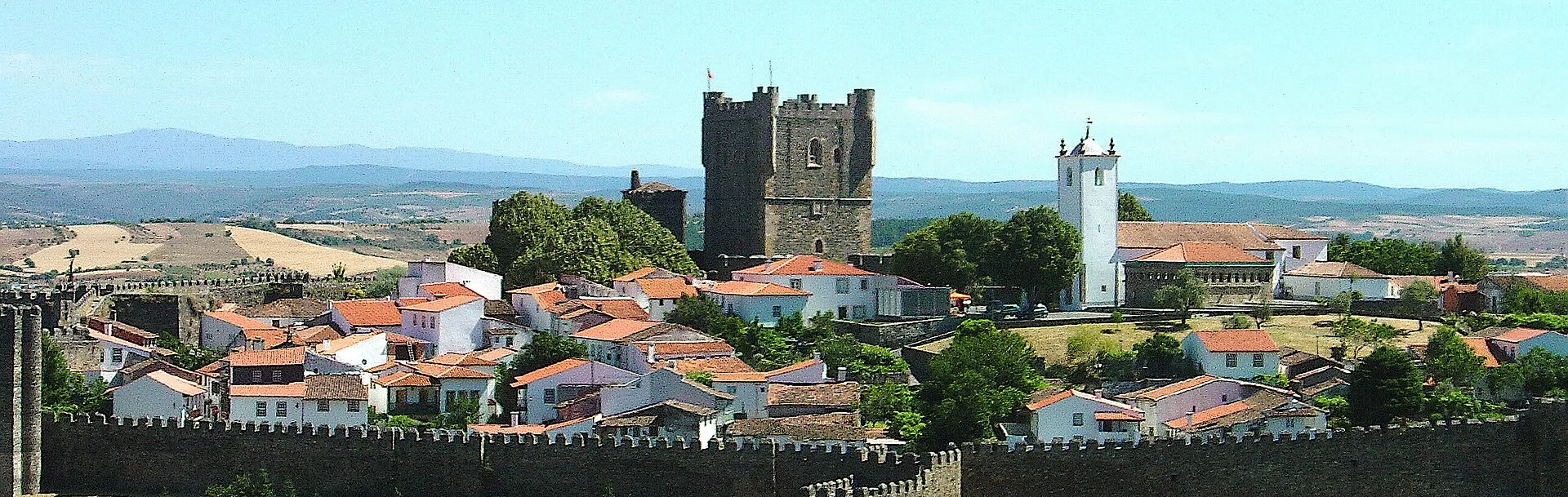 A cidadela de Bragança, com a torre de menagem e os telhados da vila
