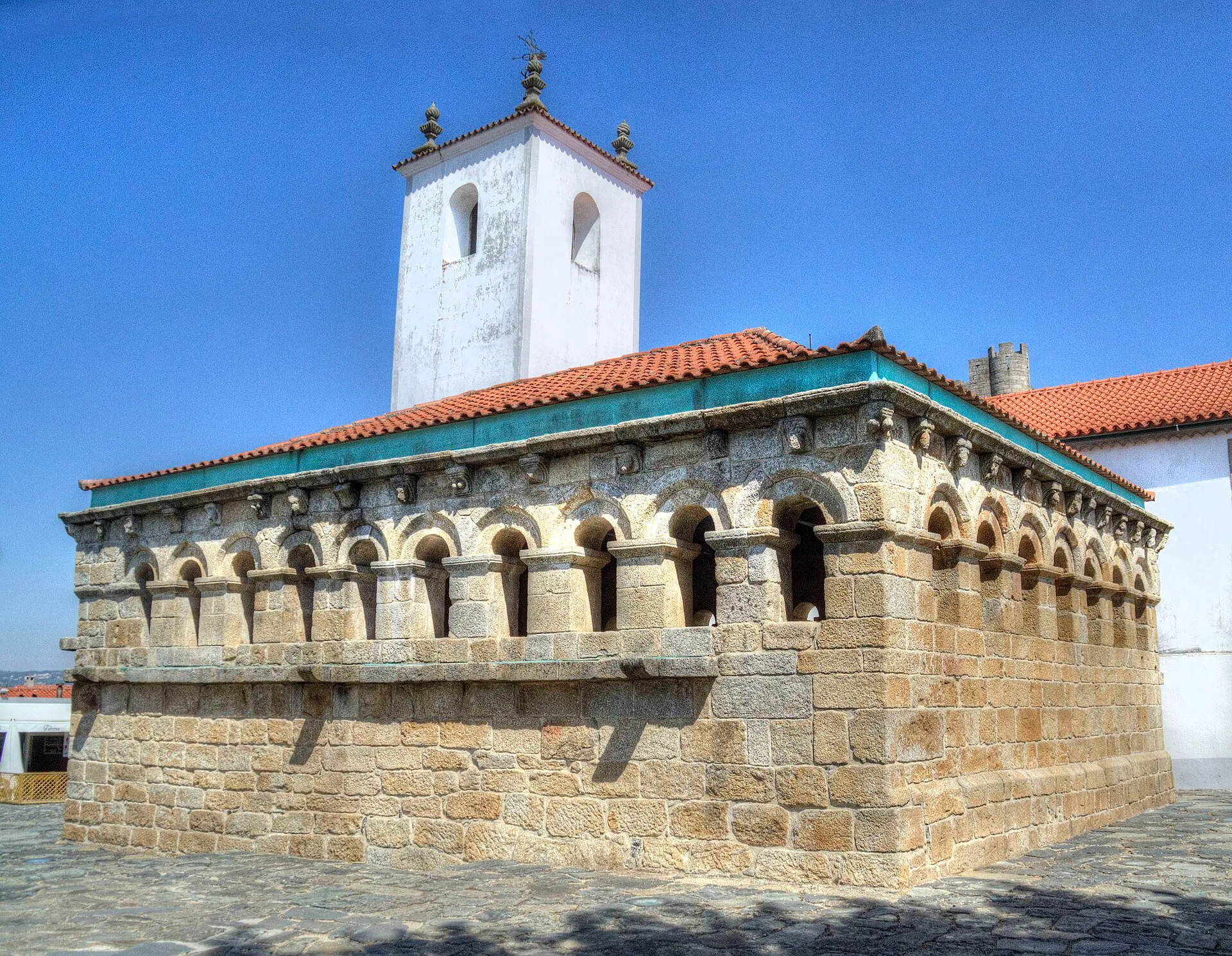 A Domus Municipalis de Bragança, edifício românico em granito