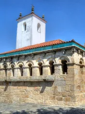 A Domus Municipalis de Bragança, edifício românico em granito