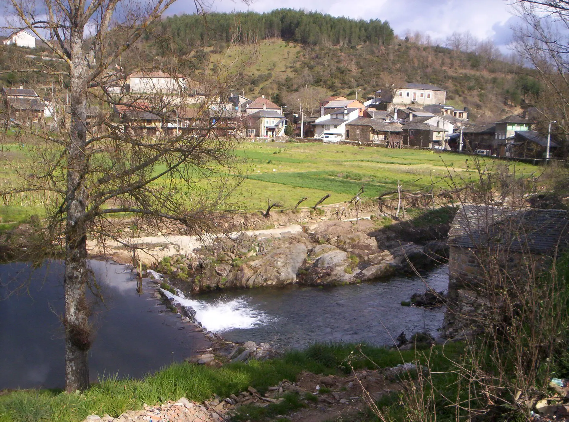 O rio e as casas de Rio de Onor, na fronteira com Espanha